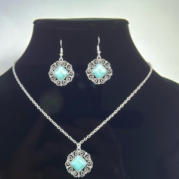 Jewelry - 🍒5/$25🍒 Only 2 sets remaining ❤️Turquoise and Silver Necklace with Earrings 🔥